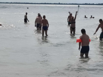 Fürdőző lakóink boldogan integetnek a kamerának