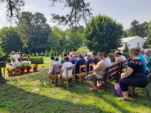 Hívők a kastélyparkban 