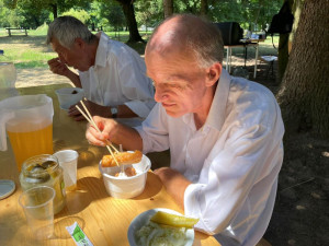 Evőpálcika használata sem volt akadály