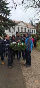 Lakók a Kastély előtt az Adventi koszorúval kezükben