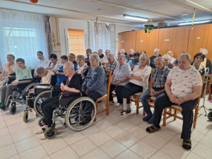 Ellátottjaink meghatódva figyelik a műsort