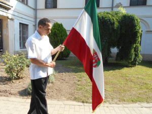 Lakónk a nemzeti lobogóval a kezében