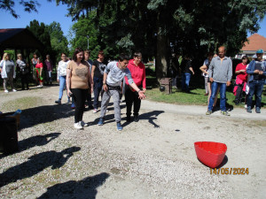 Célbadobás a program résztvevőivel