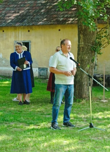 Intézményvezető Úr megnyitja a Parasztolimpiát