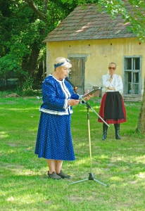 A konferanszié autentikus ruhában és ízes tájszólással nyitotta meg a "Parasztolimpiát""