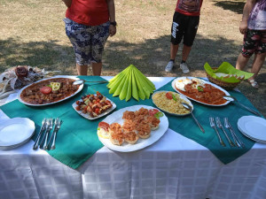 A képen az asztalon feltálalt lecsó várja a zsűri pontozását