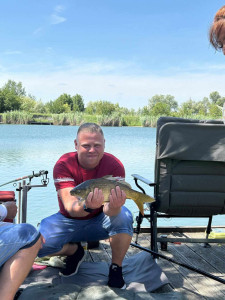 A horgászat öröme - lakónk büszkén mutatja a kifogott halat