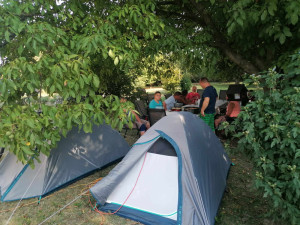 Hátul a kertben sátrazott a lakók egy része