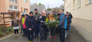 Lakóink viszik az elkészült Adventi koszorút az intézmény bejáratához