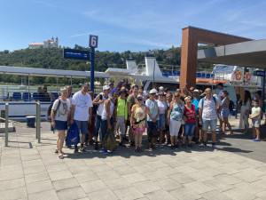 A tihanyi kikötőben pózolunk a hajó előtt, amivel áthajóztunk Balatonfüredről.