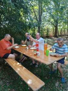 Az étel elfogyasztása a szabadidő parkban.