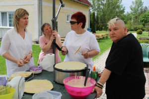 A gondozók segítségével sült az óriáspalacsinta