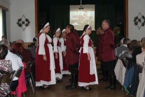 Köszöntik egymást a táncosok