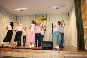 Cyrill: Stumblin’in című számára a fiúk éppen kifordítják táncpartnerüket a közönség felé   