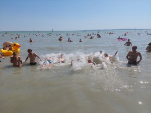 Fürdés a hűsítő Balatonban