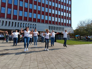 A tánccsoport Dua Lipa, Don’t start now című számára koreografált táncát táncolja.