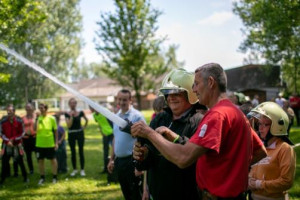 Lakóink a tűzoltó felszereléseket próbálják ki