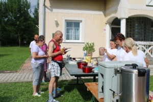 Mindenki  türelmesen várt a sorára, nem volt egyszerű eldönteni, mi kerüljön a  palacsintára