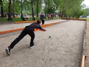 Ellátottunk koncentrálva gurítja a bocsa golyót