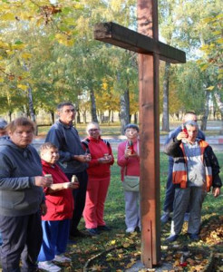 A szabadidőpark keresztjénél mécseseket gyújtottunk.