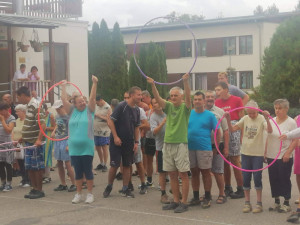 Az egyik sorverseny győztes csapatának a kapitánya magasba lendíti a karját.