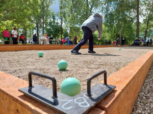 Ellátottunk koncentrálva gurítja a bocsa golyót