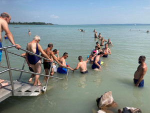 Igen óvatosan mentünk bele a mindössze 22°C-os vízbe, mintegy élő láncot alkotva.