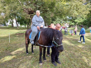 Ellátottunk a terápiás ló hátán ül