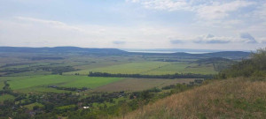 Néhány lépés múlva, 330 m magasan elénk tárult a körpanoráma, a csodálatos Káli medence. A Hegyestű, a Csobánc, a Tóti-hegy, a Gulács, és a többi tanúhegy.