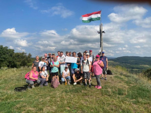 A zászlórúdra felhúztuk az erre a célra készített csapatzászlónkat, melyen mindenki rajta hagyta a kézjegyét. Megcsináltuk. Mert PENGÉK vagyunk.